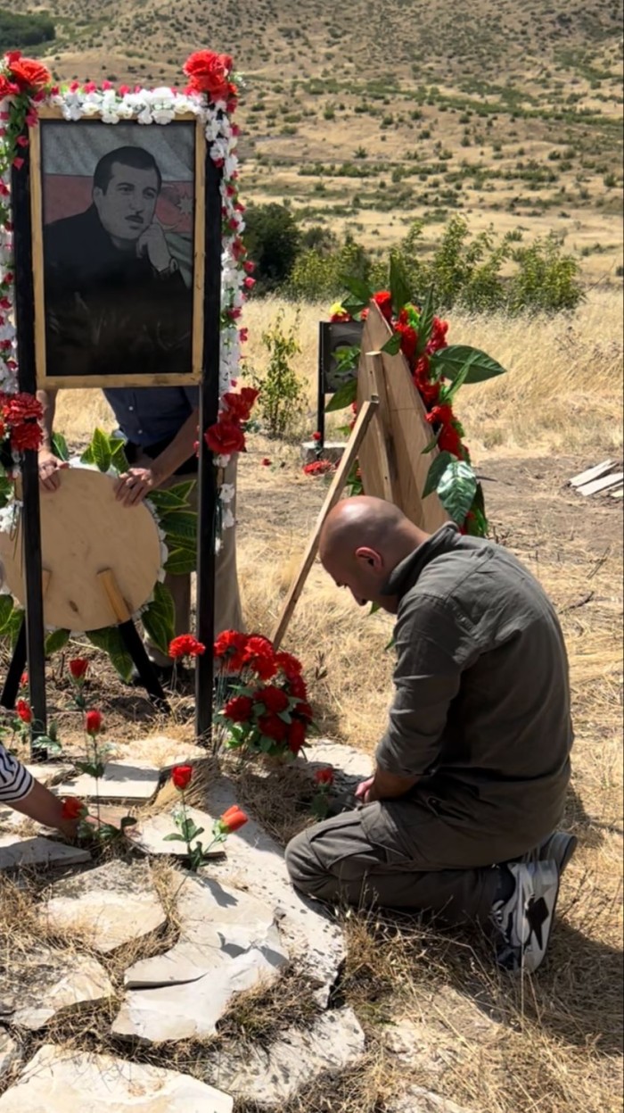 Səxavət Məmmədovun oğlu Ağdamda atasının məzarını ziyarət etdi - FOTO